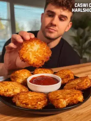 Low Calorie Crispy Hashbrowns: Deliciously Guilt-Free Breakfast 1 Low calorie crispy hashbrowns served on a plate with fresh herbs